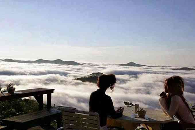 There's a resort in Japan located on a mountain peak from where you can see a sea of clouds floating below you. - MirrorLog